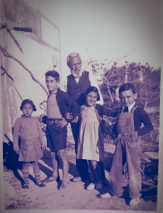 El abuelo Isidro y sus nietos
